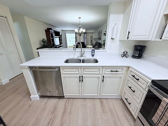 5th image of 7004 W Country Club Dr N