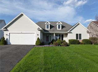 26 Melbourne Grn, Fairport, NY 14450
