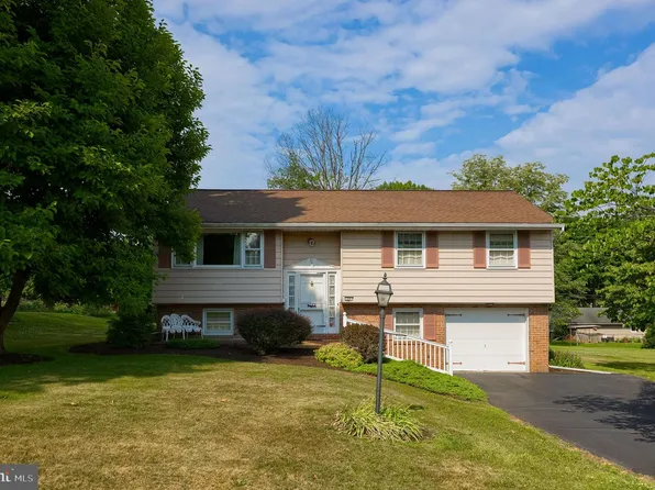 18 Meadow View Dr, Leola, PA 17540