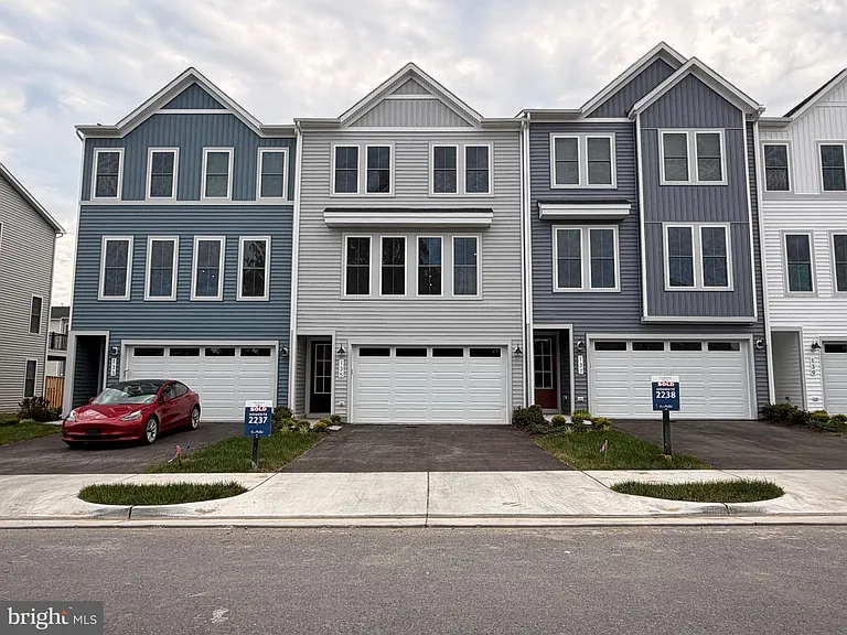 135 Heyford Dr — Photo 1