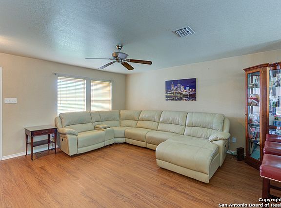 3rd image of 621 Northhill Cir