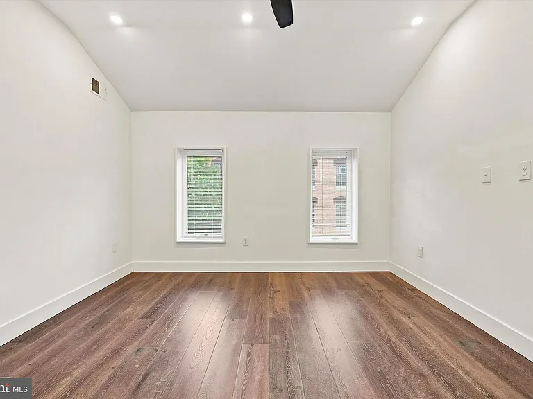 530 E Thompson St — Photo 22