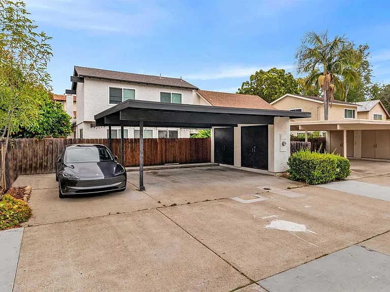 10618 Esmeraldas Dr — Photo 32
