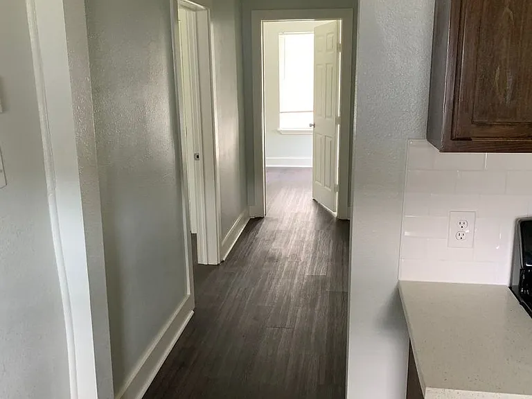 1107 Avenue A — Photo 32