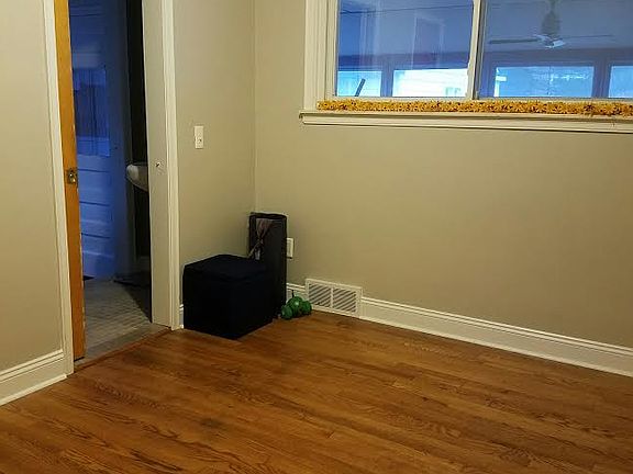 5th image of 35464 W Chicago St