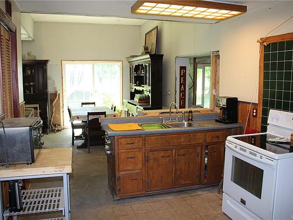 5th image of 8012 Southwestern Blvd