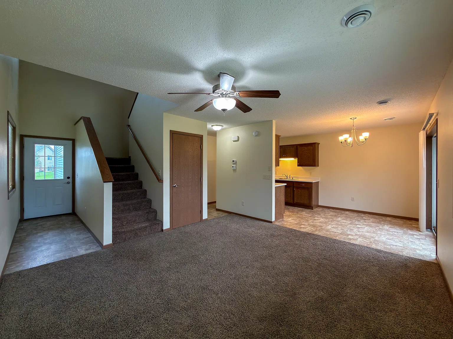 3 bed, 1370 sqft, $2,400 — Photo 3