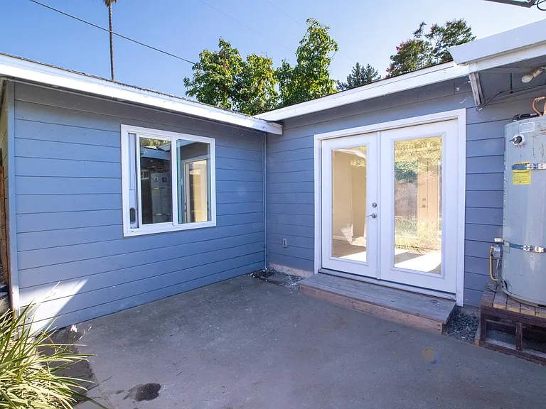 1218 W Mariposa Ave — Photo 2