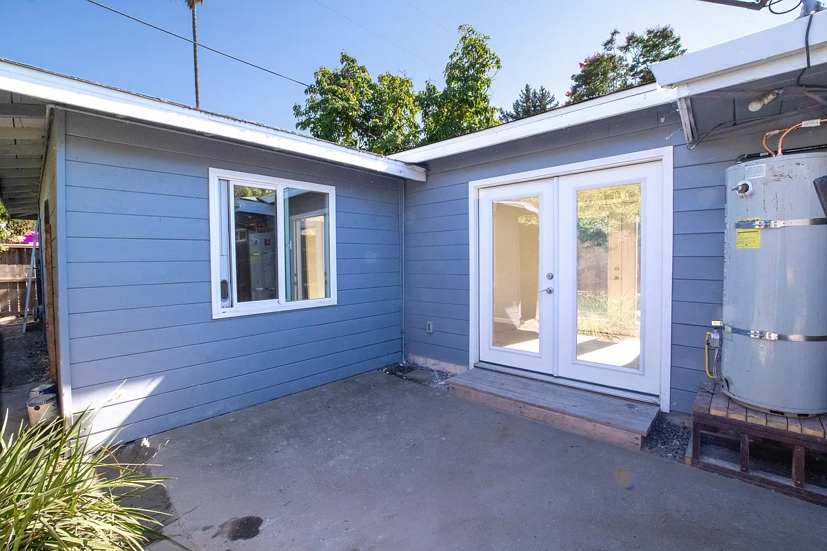 Building Photo - 1218 W Mariposa Ave