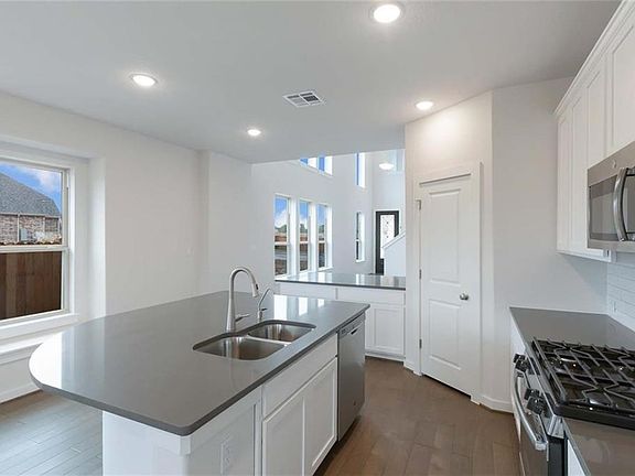 5th image of 205 Rosebush Dr