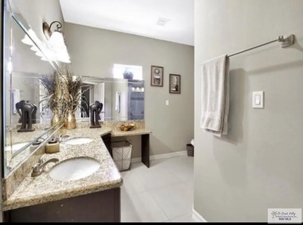 4 bed, 3.0 bath, 1976 sqft, $2,500 — Photo 4
