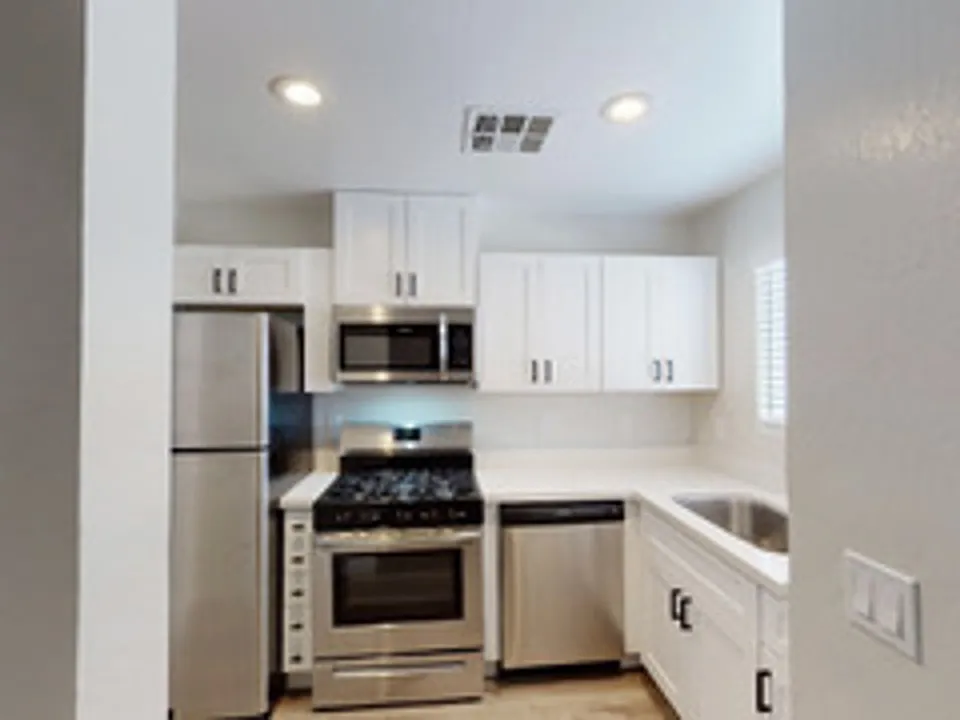 906 E Roma Ave