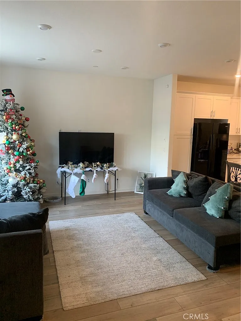 3 bed, 2.5 bath, 1375 sqft, $3,200 — Photo 3