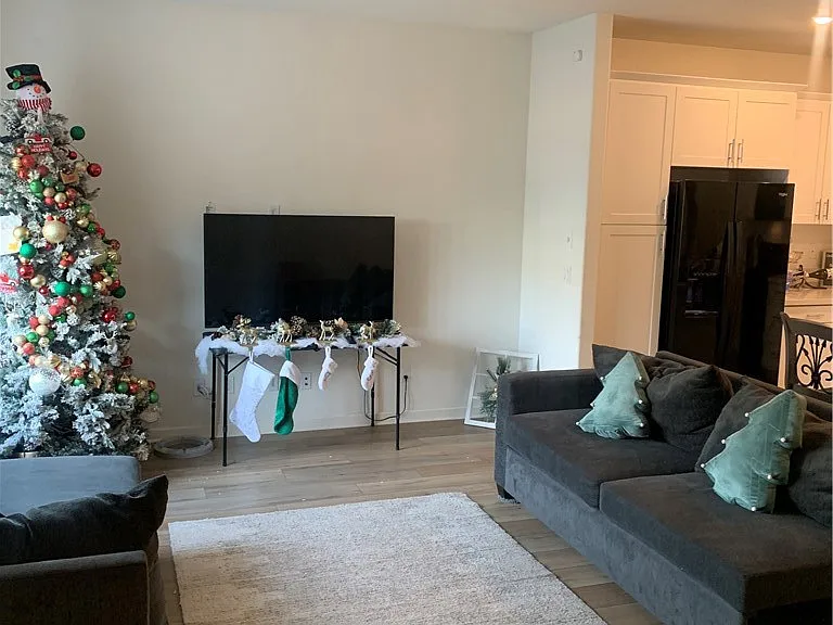 985 W Clover Ave — Photo 3
