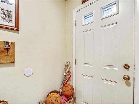 3rd image of 1048 Dalebrook Dr