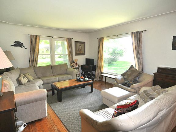5th image of 832 Harvard Dr