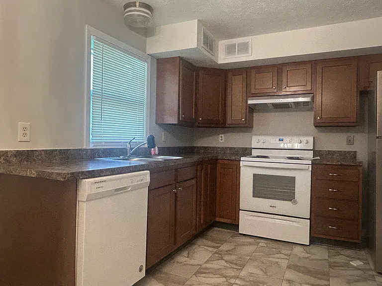 5524-5526 S 42nd Street Ct — Photo 7