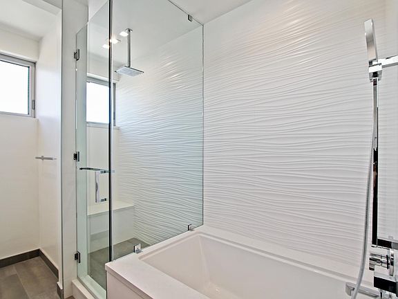 4th image of 2318 Ocean Park Blvd Unit A