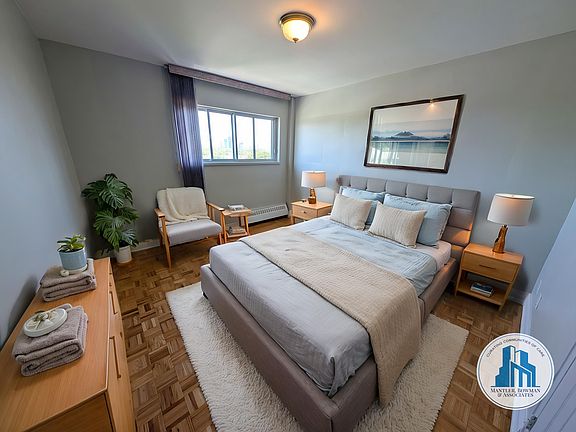 4th image of 15 Bideford Ave #604