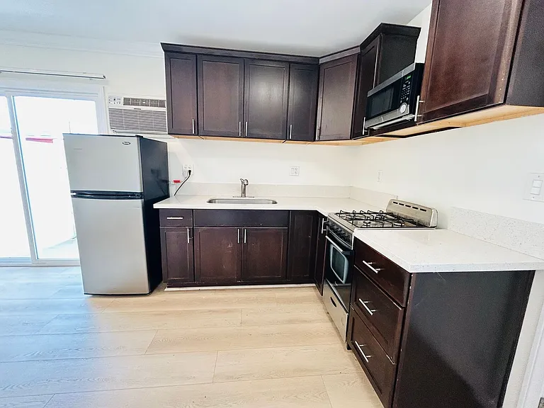 10860 Venice Blvd — Photo 11