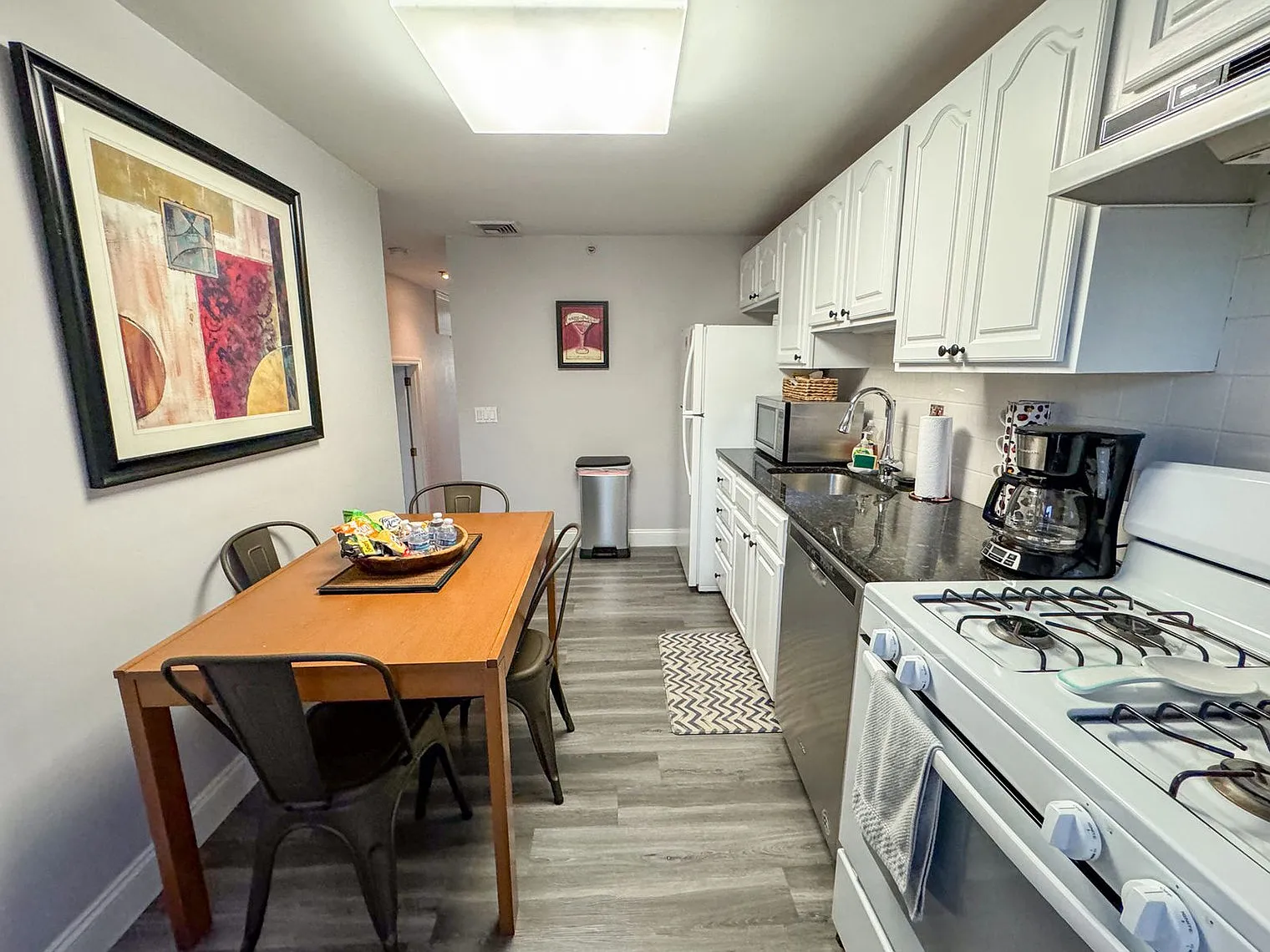 2 bed, 1.0 bath, 990 sqft, $5,078 — Photo 2