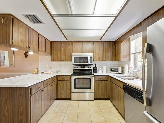 4th image of 17122 Orangewood Dr