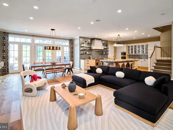 4 Rabbit Run Dr, New Hope, PA 18938