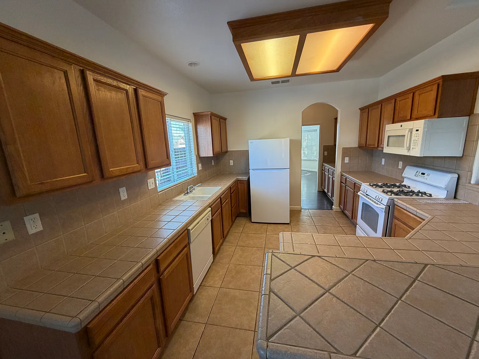 4 bed, 2.0 bath, 2354 sqft, $2,350 — Photo 2
