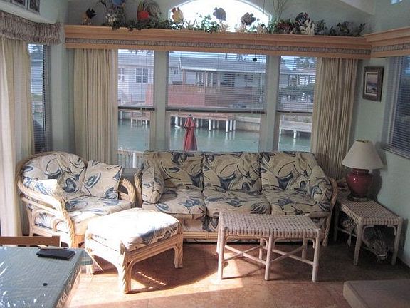 5th image of 780 E Oyster Dr