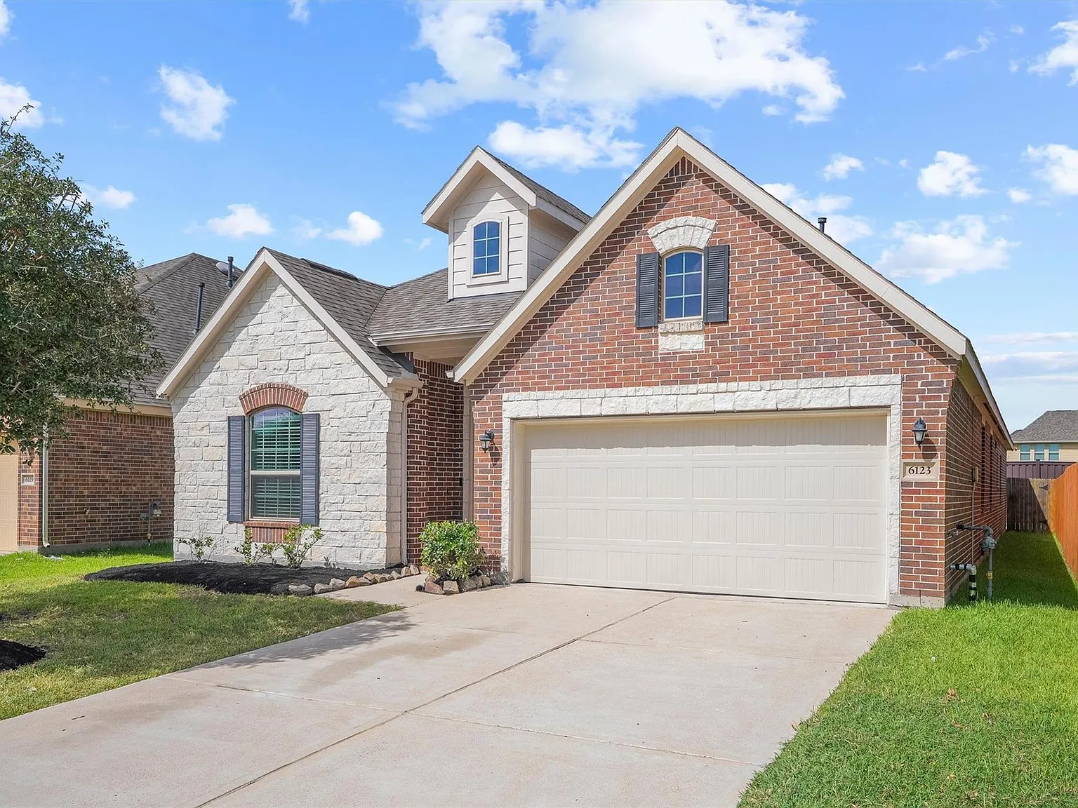 4 bed, 3.0 bath, 2572 sqft, $2,600 — Photo 2