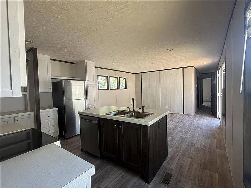 3 bed, 2.0 bath, 1152 sqft, $1,800 — Photo 3
