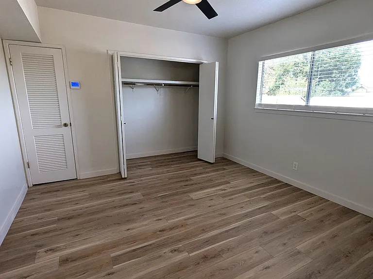 233 N East St — Photo 7