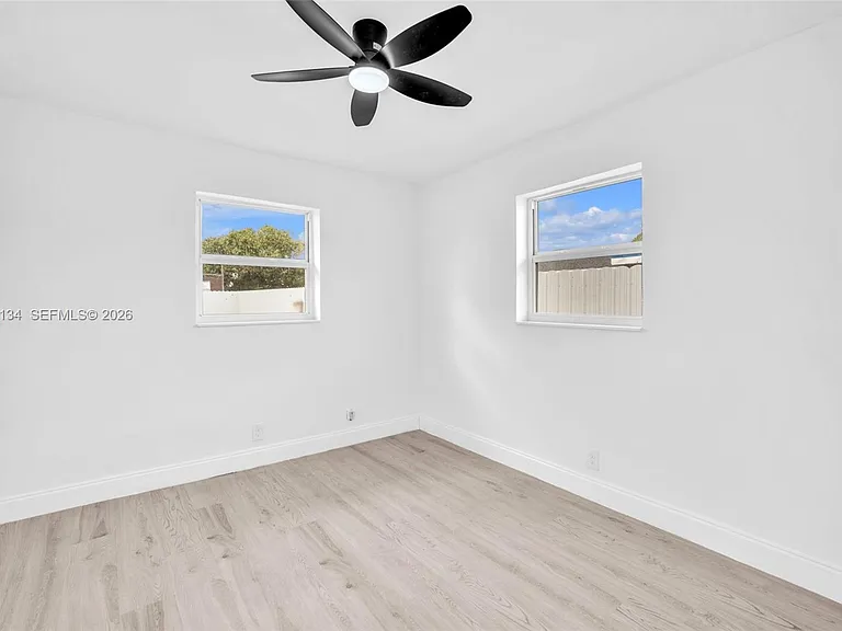 2572 NW 20th St — Photo 17