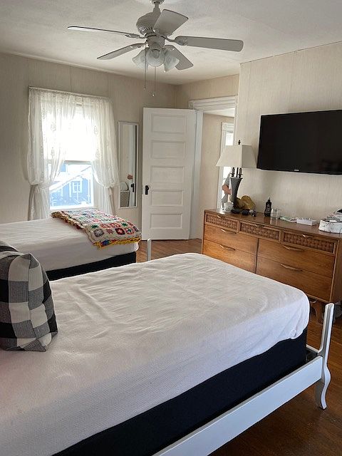 Note: twin beds have been swapped with 1 queen bed.