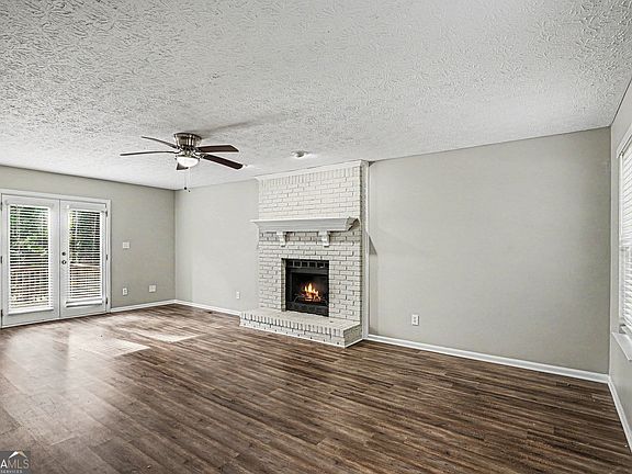 4th image of 1304 Oakwood Rd