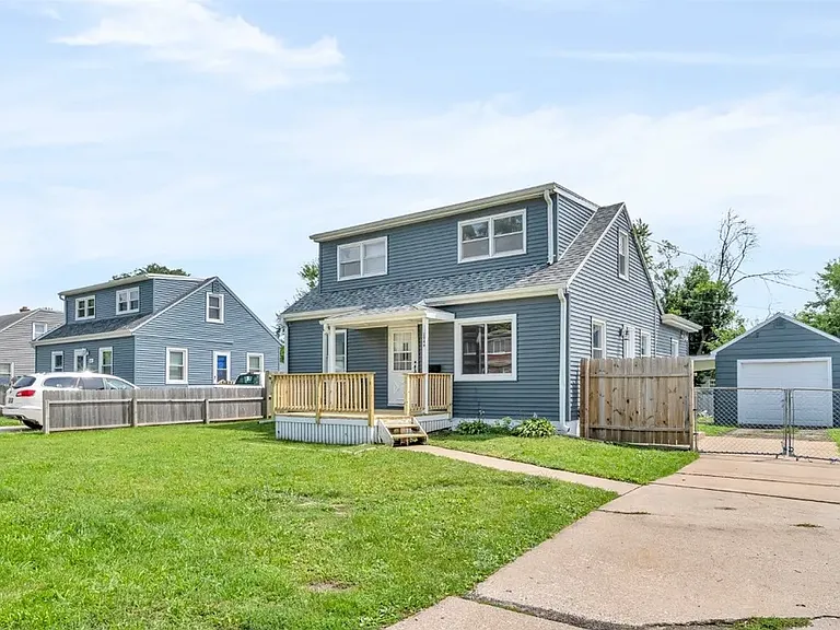 1049 Staub Ct NE — Photo 2