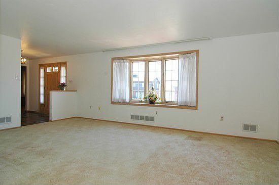 19x17 LvRm w/Outstanding Bay Window