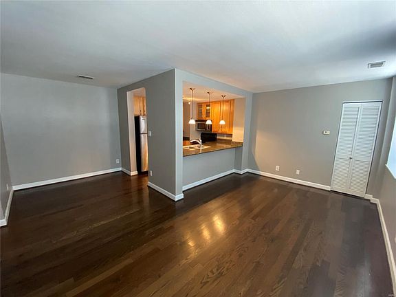3rd image of 5330 Pershing Ave APT 704