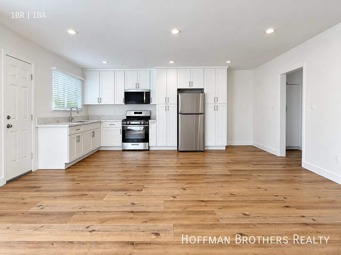Modern Apartment with a Clean, Private Living Arrangement — Photo 2