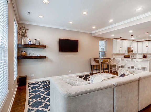 3rd image of 4110 N Damen Ave