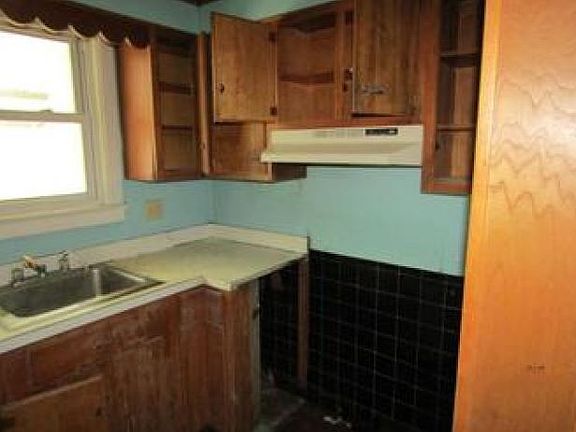 3rd image of 4137 Franklin St