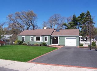 51 Brook St, Sayville, NY 11782