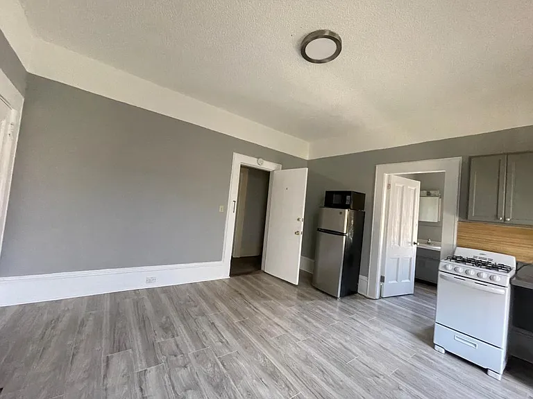 109 S 3rd St #4 — Photo 3