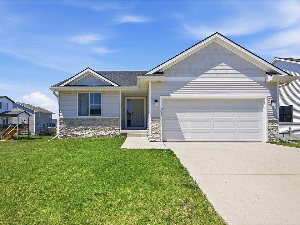 1st image of 706 NE Country Meadow Dr