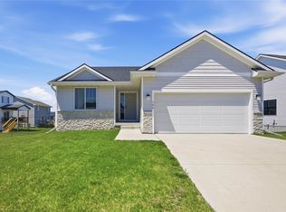 706 NE Country Meadow Dr, Ankeny, IA 50021