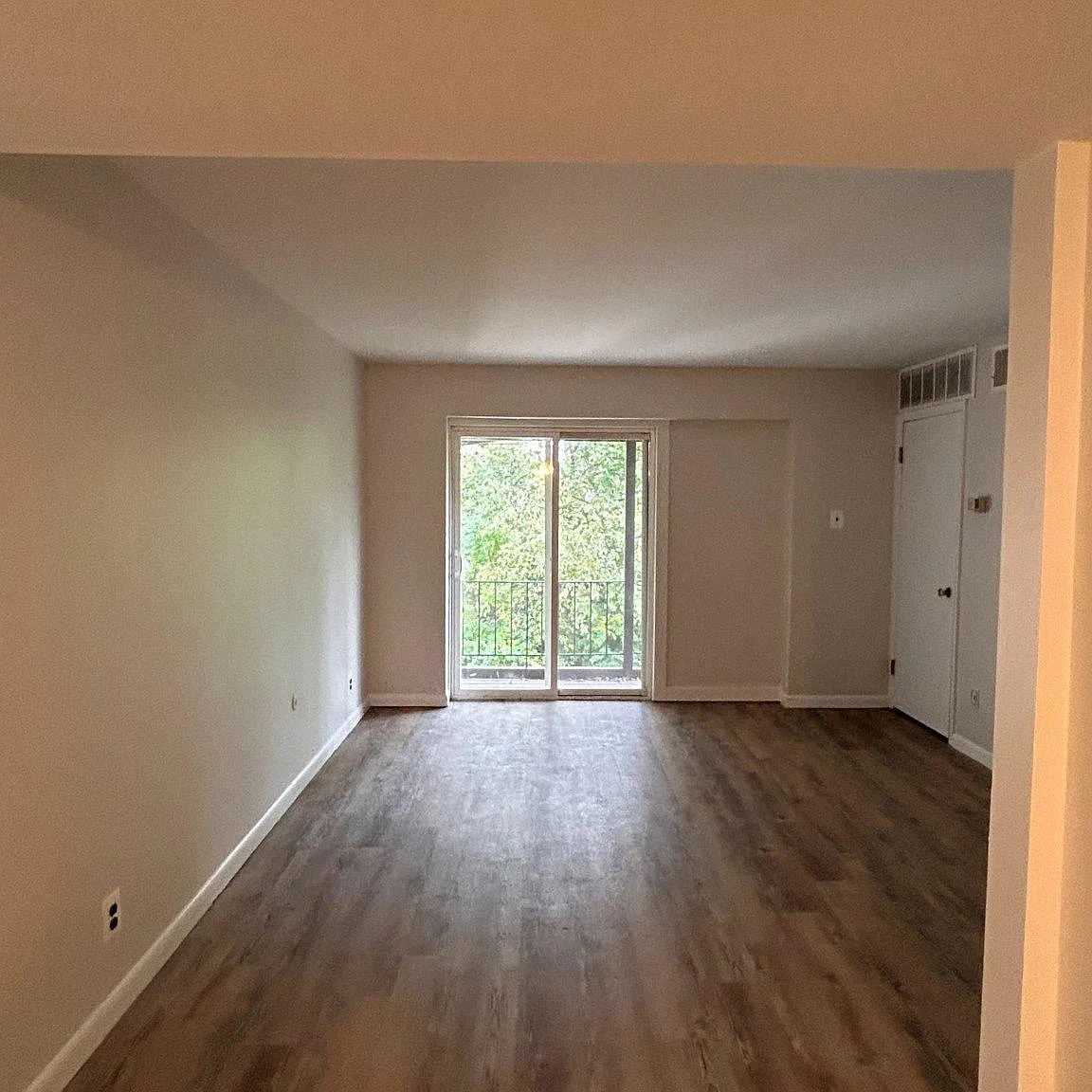 2 bed, 1.0 bath, 27094 sqft, $1,750 — Photo 2