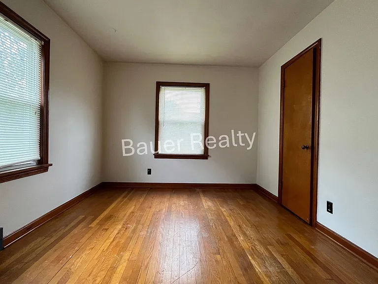 1003-1005 Masters Ave — Photo 23