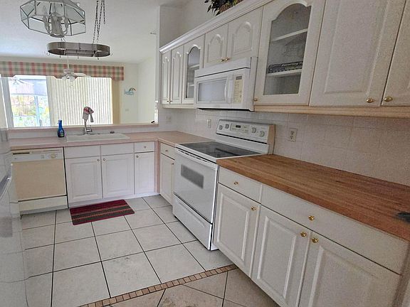2nd image of 536 NW Cortina Lane