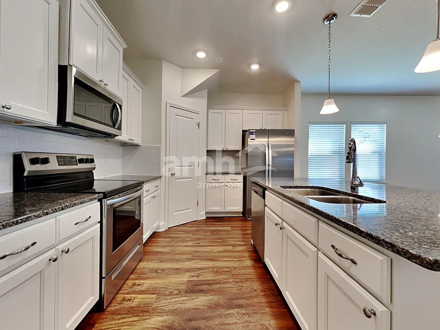 4 bed, 2.5 bath, 2138 sqft, $2,410 — Photo 3