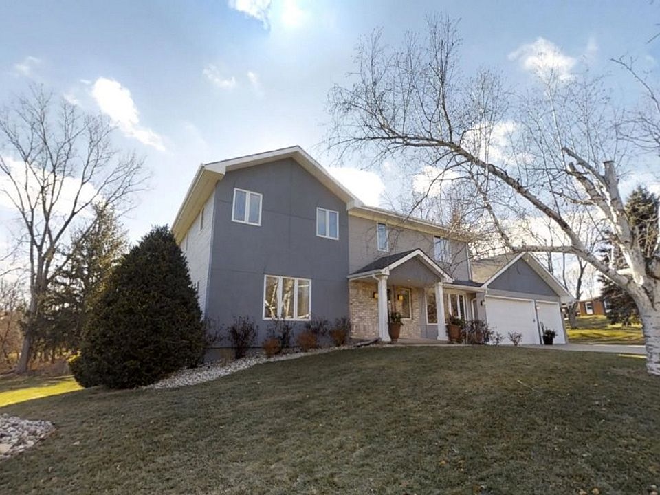 1st image of 300 Maplewood Pl